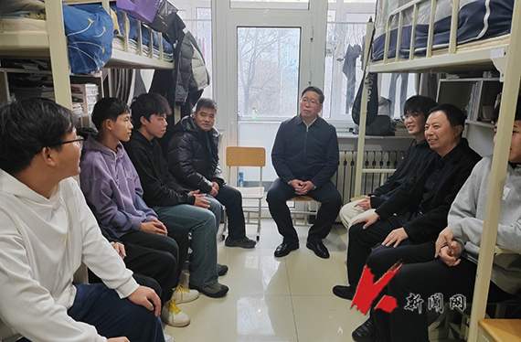 B体育_B(中国)校长胡军深入对接寝室走访慰问